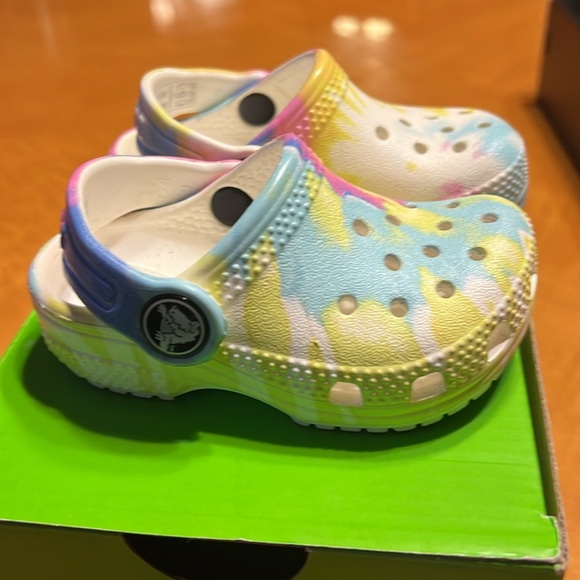 GIRLS TODDLER SIZE 4 CROCS, MEW NEVER WORN - Picture 4 of 9